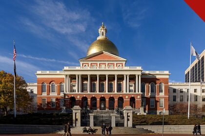 campanha para revogar lei do aborto em Massachusetts, e a imagem mostra a Massachusetts State House, sede do governo estadual em Boston, onde a coleta de assinaturas foi anunciada em coletiva