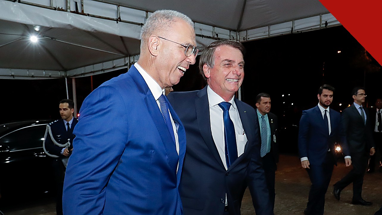 Bolsonaro pede autorização para receber visita de Rogério Marinho, e a imagem mostra o ex-presidente Jair Bolsonaro sorrindo ao lado do premiê de Israel, Benjamin Netanyahu, em foto de arquivo de 2019