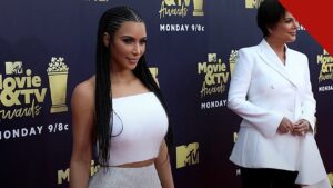 Kim Kardashian faz cirurgia após diagnóstico de esofagite, e a imagem mostra Kim Kardashian de vestido branco ao lado da mãe, Kris Jenner, no tapete vermelho de uma premiação da MTV