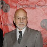 Patrick Stewart morre aos 86 anos, e a imagem mostra o ator Patrick Stewart em evento do Peabody Awards, de terno cinza, em sua fase consagrada por Star Trek e X-Men