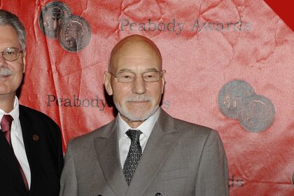 Patrick Stewart morre aos 86 anos, e a imagem mostra o ator Patrick Stewart em evento do Peabody Awards, de terno cinza, em sua fase consagrada por Star Trek e X-Men