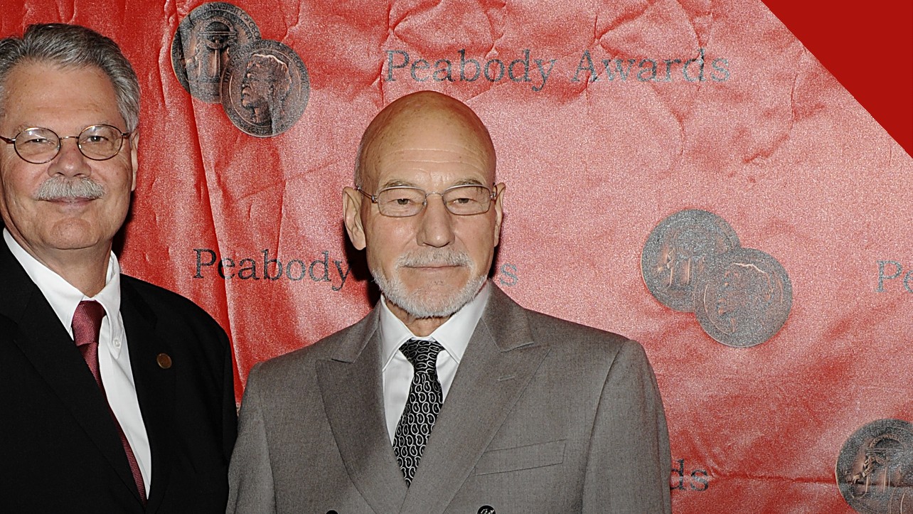 Patrick Stewart morre aos 86 anos, e a imagem mostra o ator Patrick Stewart em evento do Peabody Awards, de terno cinza, em sua fase consagrada por Star Trek e X-Men