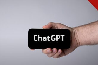 ChatGPT recebe 70 milhões de pedidos sobre religião por semana em smartphone com o aplicativo do ChatGPT
