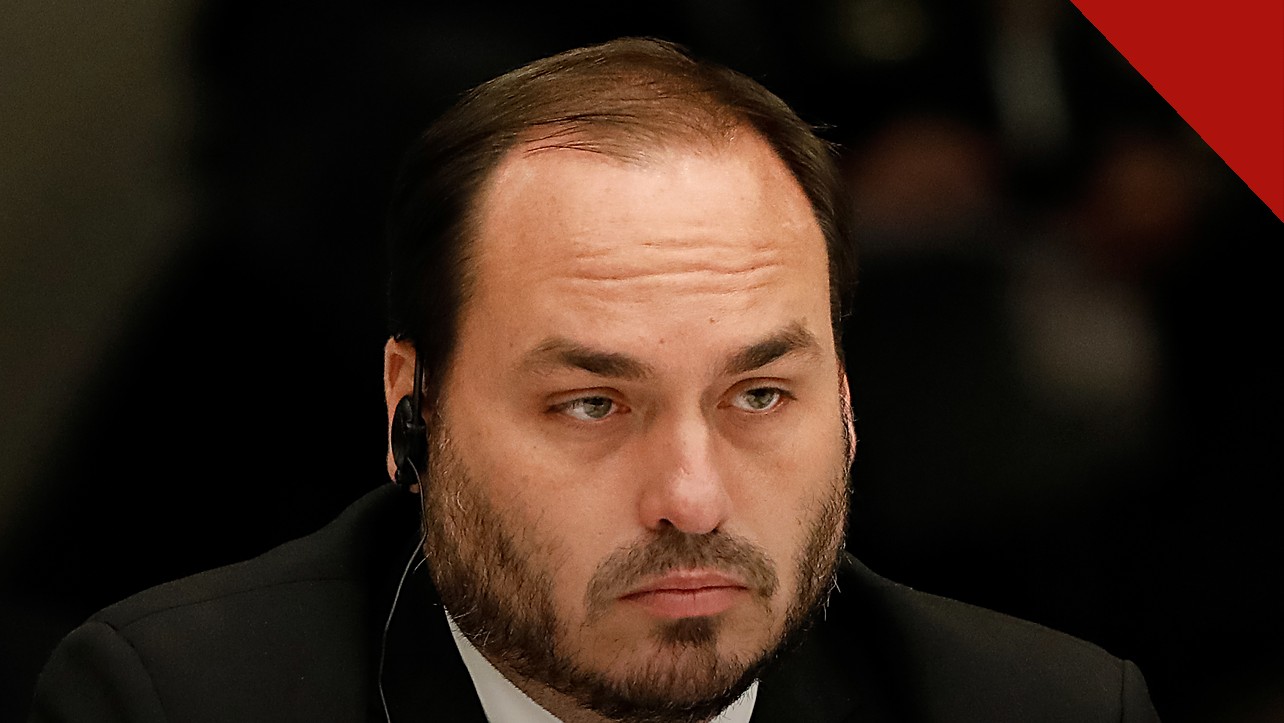 Carlos Bolsonaro apoia Rogério Marinho para presidir o Senado, e a imagem mostra Carlos Bolsonaro em encontro oficial em 2022, de terno, em retrato fechado do deputado do PL