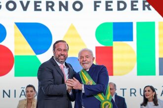Vorcaro relata repasse de 40 milhões a ministro de Lula, segundo a Revista Oeste, e a imagem mostra o ministro de Minas e Energia, Alexandre Silveira, em foto oficial de posse