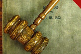 Empresas fecham acordo por discriminação religiosa: martelo de juiz sobre livro de tribunal nos Estados Unidos