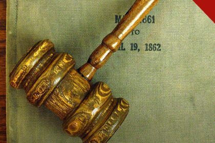 Empresas fecham acordo por discriminação religiosa: martelo de juiz sobre livro de tribunal nos Estados Unidos