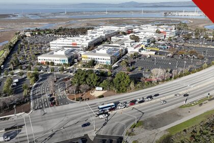 MPT entra com ação contra a Meta: vista aérea da sede da Meta, com os prédios do campus e a rodovia em primeiro plano