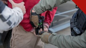 ICE prende migrante acusado de votar ilegalmente na Pensilvânia, segundo o Breitbart, e a imagem mostra agentes do ICE durante uma operação direcionada de fiscalização nos Estados Unidos
