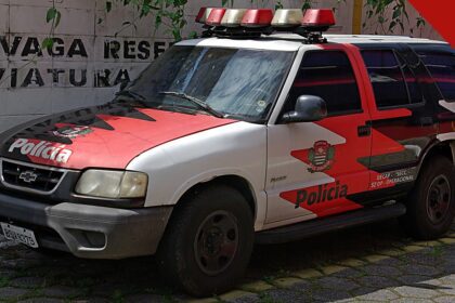Operação Krampus Narco cumpre oito prisões da Polícia Federal; imagem temática de viatura policial em São Paulo