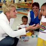 Xuxa fala pela primeira vez sobre a gravidez de Sasha, e a imagem mostra Xuxa Meneghel sorrindo em evento, em foto de arquivo de 2011