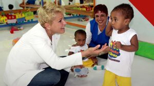 Xuxa fala pela primeira vez sobre a gravidez de Sasha, e a imagem mostra Xuxa Meneghel sorrindo em evento, em foto de arquivo de 2011