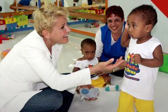 Xuxa fala pela primeira vez sobre a gravidez de Sasha, e a imagem mostra Xuxa Meneghel sorrindo em evento, em foto de arquivo de 2011