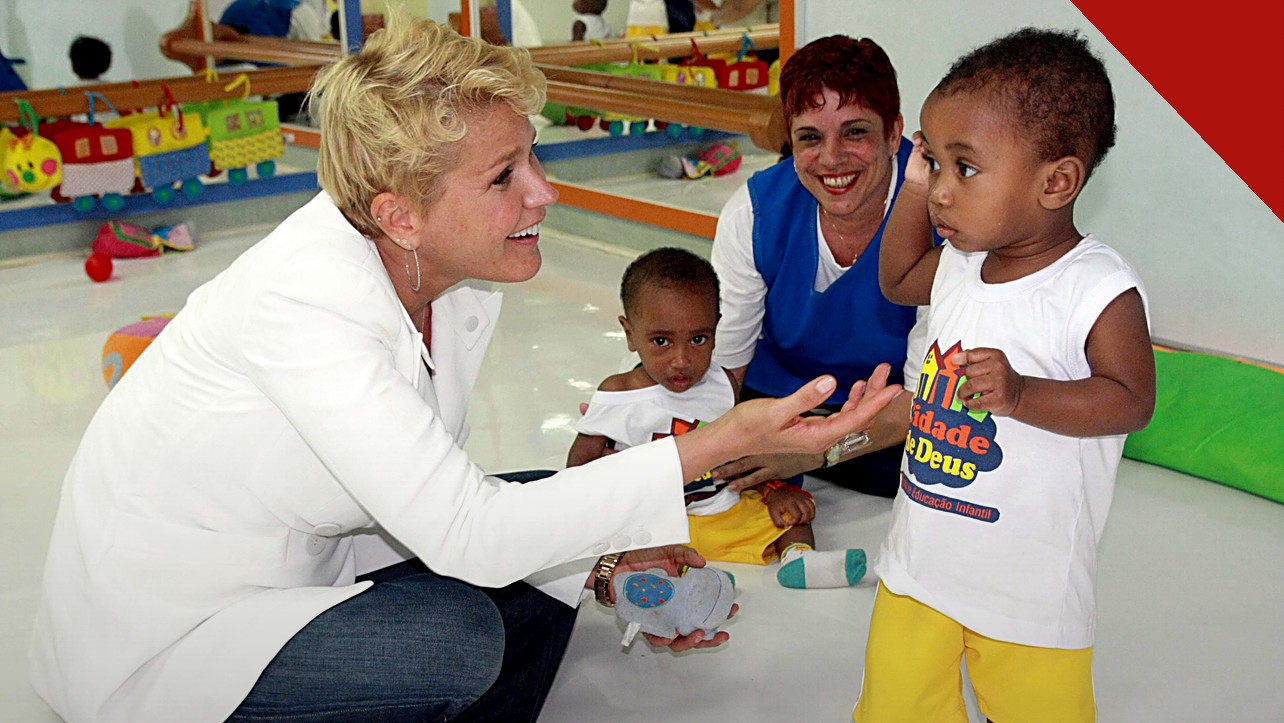 Xuxa fala pela primeira vez sobre a gravidez de Sasha, e a imagem mostra Xuxa Meneghel sorrindo em evento, em foto de arquivo de 2011
