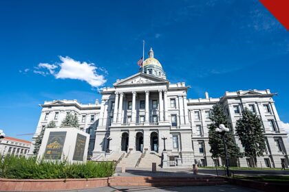 mãe do Colorado perde ajuda por fé católica, e a imagem mostra o Capitólio estadual do Colorado, em Denver, sede do governo responsável pelo programa de pré-escola