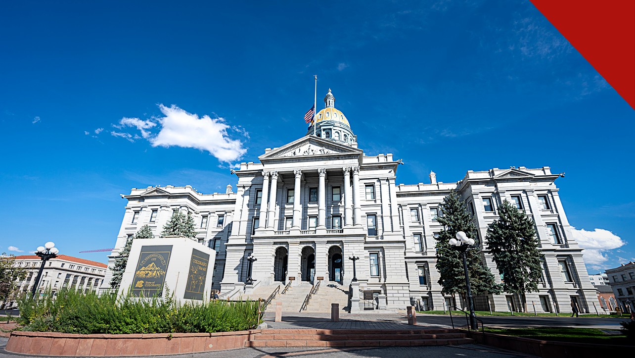 mãe do Colorado perde ajuda por fé católica, e a imagem mostra o Capitólio estadual do Colorado, em Denver, sede do governo responsável pelo programa de pré-escola