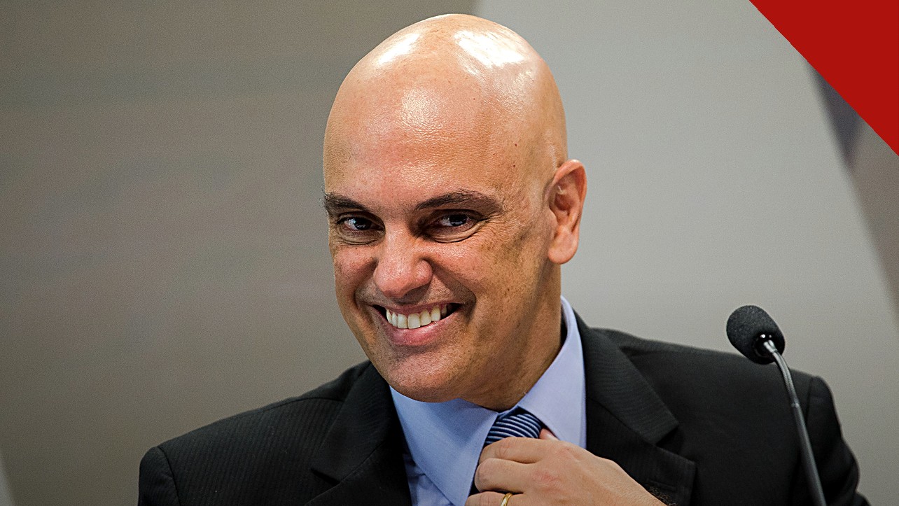 Moraes arquiva inquérito contra Monark, e a imagem mostra o ministro Alexandre de Moraes sorrindo durante sabatina no Senado Federal, em foto de arquivo