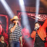 Biah Rodrigues fala da crise no casamento com o cantor Sorocaba, e a imagem mostra a dupla Fernando e Sorocaba durante um show sertanejo, em foto de arquivo