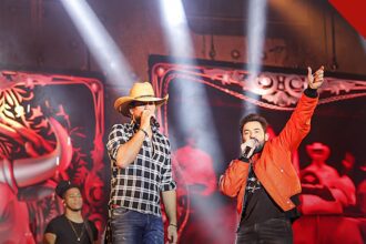 Biah Rodrigues fala da crise no casamento com o cantor Sorocaba, e a imagem mostra a dupla Fernando e Sorocaba durante um show sertanejo, em foto de arquivo