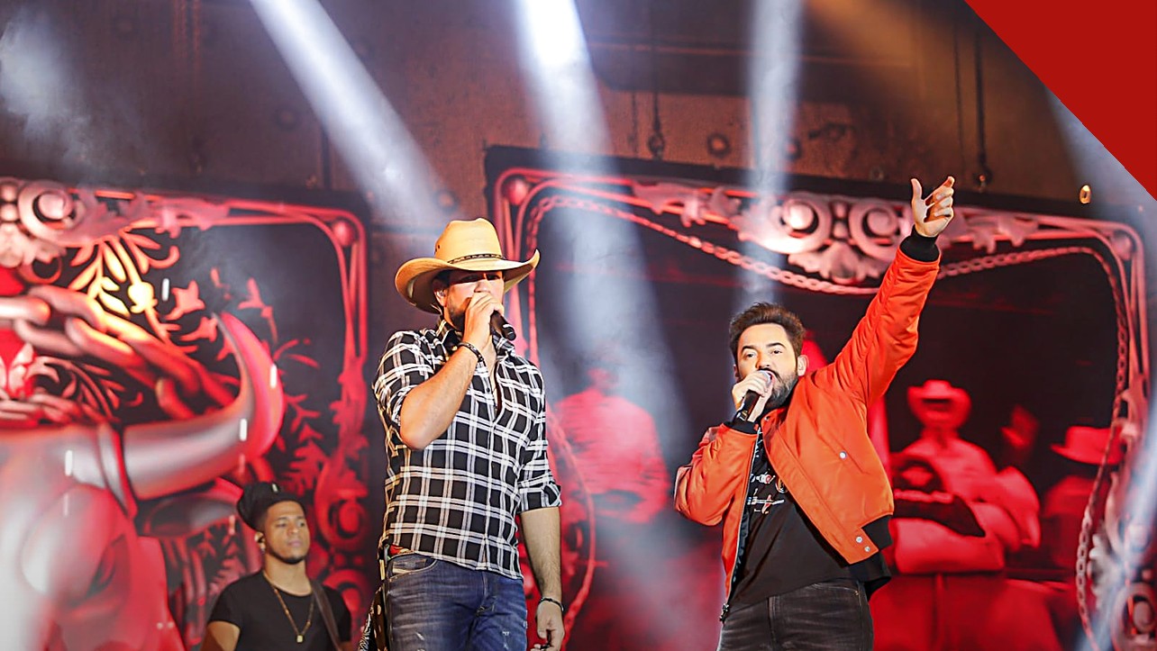 Biah Rodrigues fala da crise no casamento com o cantor Sorocaba, e a imagem mostra a dupla Fernando e Sorocaba durante um show sertanejo, em foto de arquivo