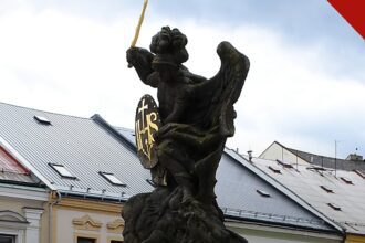 Santarém se consagra a São Miguel Arcanjo, e a imagem mostra uma estátua de São Miguel Arcanjo com espada, em foto de arquivo do arcanjo celebrado na cerimônia