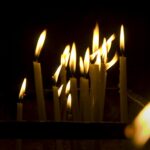 Dia de Oração pela Igreja Perseguida, e a imagem mostra velas de oração acesas no escuro, em foto de arquivo sobre a intercessão mundial pelos cristãos perseguidos
