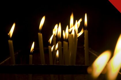Dia de Oração pela Igreja Perseguida, e a imagem mostra velas de oração acesas no escuro, em foto de arquivo sobre a intercessão mundial pelos cristãos perseguidos