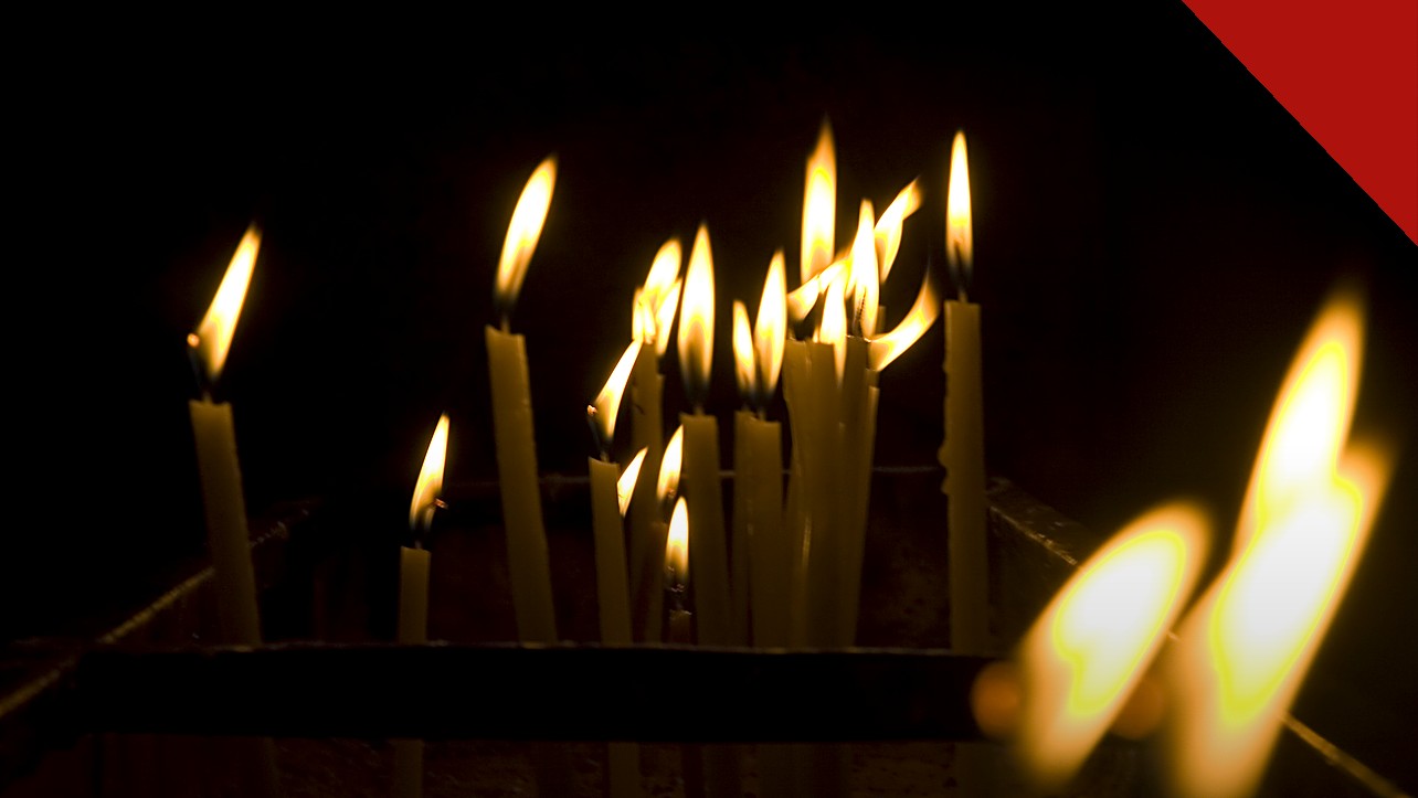 Dia de Oração pela Igreja Perseguida, e a imagem mostra velas de oração acesas no escuro, em foto de arquivo sobre a intercessão mundial pelos cristãos perseguidos