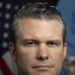 Hegseth demite planejador militar por vazamento, segundo reportagem do Breitbart, e a imagem mostra o retrato oficial do secretário de Defesa dos Estados Unidos, Pete Hegseth