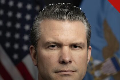 Hegseth demite planejador militar por vazamento, segundo reportagem do Breitbart, e a imagem mostra o retrato oficial do secretário de Defesa dos Estados Unidos, Pete Hegseth