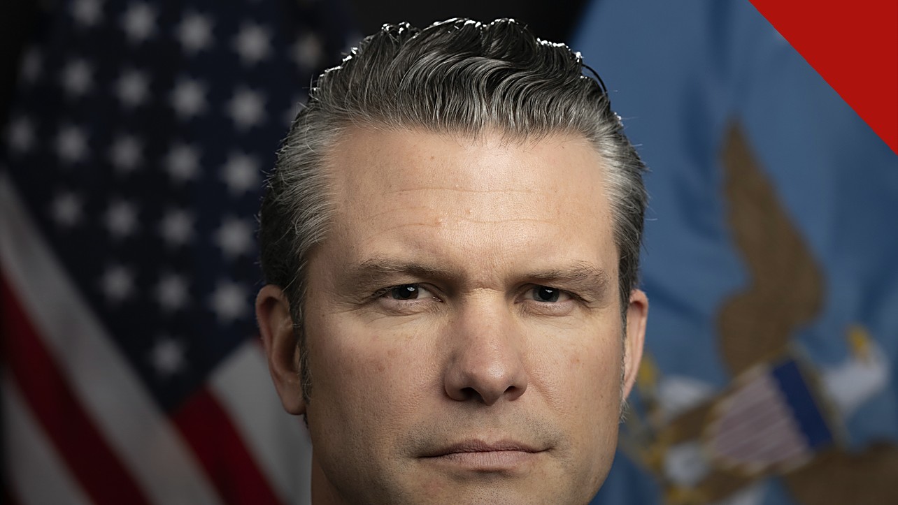 Hegseth demite planejador militar por vazamento, segundo reportagem do Breitbart, e a imagem mostra o retrato oficial do secretário de Defesa dos Estados Unidos, Pete Hegseth
