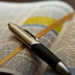YouVersion lança plataforma gratuita para igrejas e desenvolvedores, e a imagem mostra uma Bíblia aberta, em foto ilustrativa sobre leitura das Escrituras em aplicativos