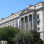 Departamento de Justiça acusa 18 estrangeiros de voto ilegal nos Estados Unidos, segundo o Breitbart, e a imagem mostra a sede do Departamento de Justiça americano em Washington, em foto de arquivo