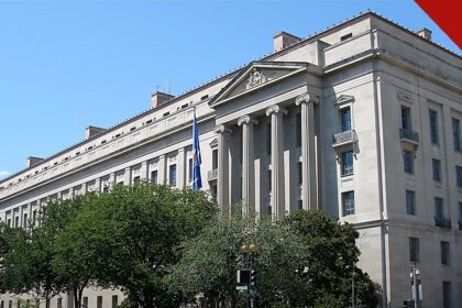 Departamento de Justiça acusa 18 estrangeiros de voto ilegal nos Estados Unidos, segundo o Breitbart, e a imagem mostra a sede do Departamento de Justiça americano em Washington, em foto de arquivo