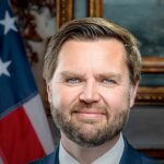 Vance pede investigação sobre transição de gênero nos Estados Unidos, e a imagem mostra o retrato oficial do vice-presidente americano JD Vance, em foto de arquivo