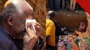 pastor chora ao sepultar fiéis na Nigéria: pastor Ezekiel Dachomo emocionado durante sepultamento coletivo no estado de Plateau