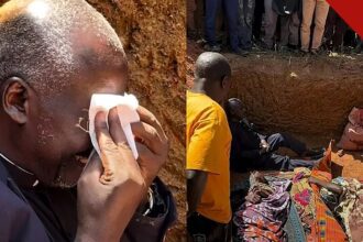 pastor chora ao sepultar fiéis na Nigéria: pastor Ezekiel Dachomo emocionado durante sepultamento coletivo no estado de Plateau