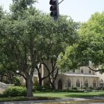 bispo remove pastores da Highland Park, e a imagem mostra a Highland Park United Methodist Church, em Dallas, com a placa da igreja em destaque