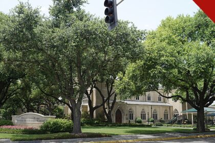 bispo remove pastores da Highland Park, e a imagem mostra a Highland Park United Methodist Church, em Dallas, com a placa da igreja em destaque