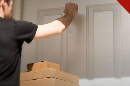 compras internacionais terão novo imposto em 2027, e a imagem mostra um entregador batendo à porta de uma residência com caixas de encomendas ao lado
