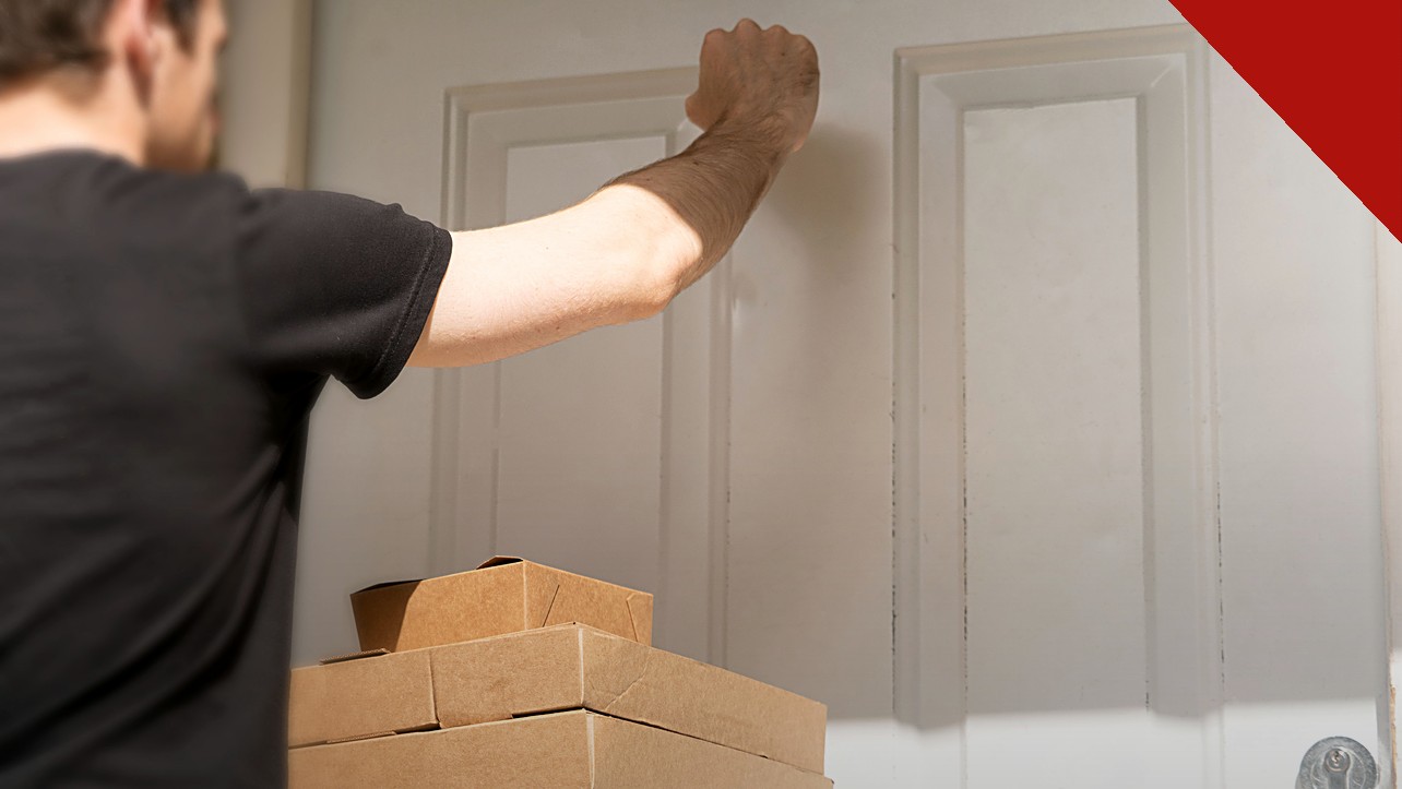 compras internacionais terão novo imposto em 2027, e a imagem mostra um entregador batendo à porta de uma residência com caixas de encomendas ao lado