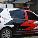 tiroteio na Zona Oeste de São Paulo, e a imagem mostra uma viatura da Polícia Civil de São Paulo estacionada, em referência à operação realizada na Vila Leopoldina