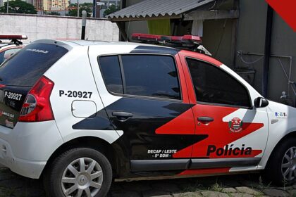 tiroteio na Zona Oeste de São Paulo, e a imagem mostra uma viatura da Polícia Civil de São Paulo estacionada, em referência à operação realizada na Vila Leopoldina
