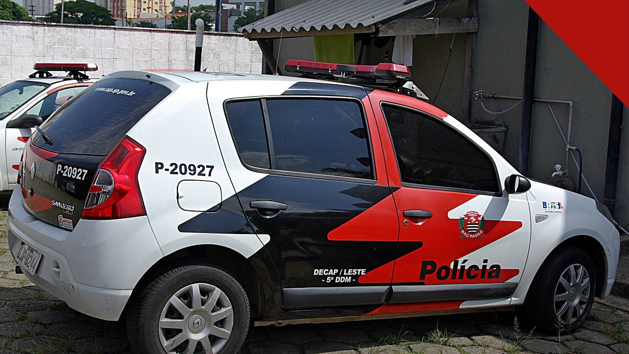 tiroteio na Zona Oeste de São Paulo, e a imagem mostra uma viatura da Polícia Civil de São Paulo estacionada, em referência à operação realizada na Vila Leopoldina