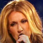 Céline Dion arrecada 125 milhões de dólares em Paris em sua residência de retorno aos palcos, e a imagem mostra a cantora canadense cantando com microfone em concerto, em foto de arquivo