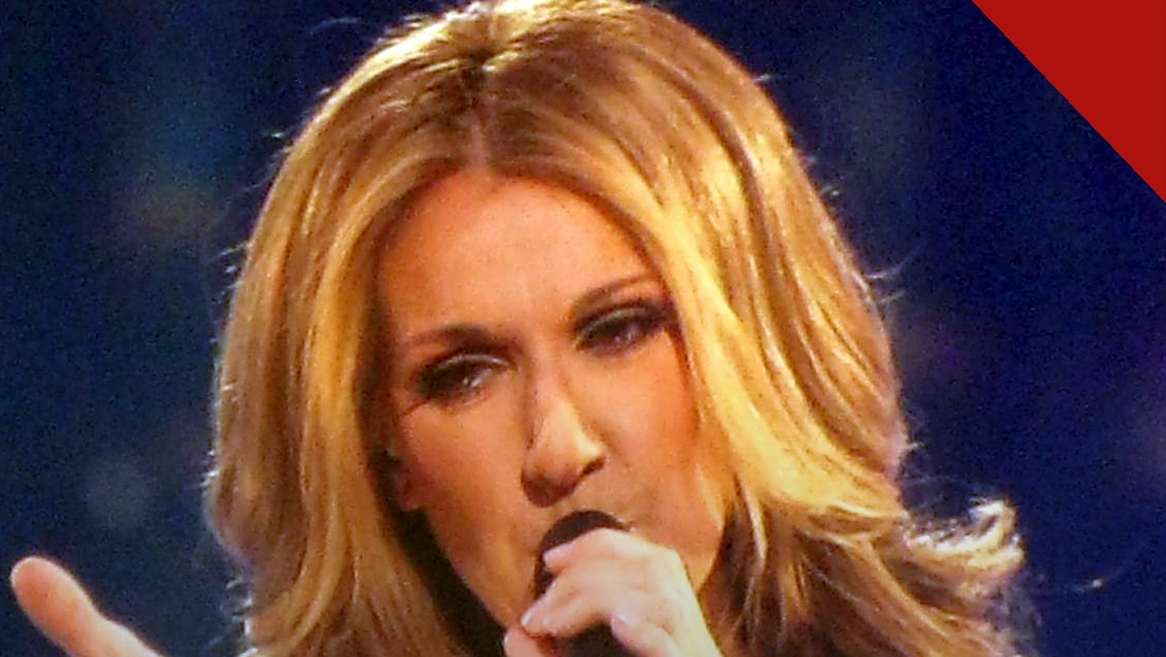 Céline Dion arrecada 125 milhões de dólares em Paris em sua residência de retorno aos palcos, e a imagem mostra a cantora canadense cantando com microfone em concerto, em foto de arquivo