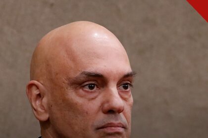 Moraes concede liberdade condicional a preso do 8 de janeiro e impõe tornozeleira eletrônica ao autônomo Davis Baek, e a imagem mostra o ministro Alexandre de Moraes em retrato de arquivo