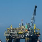 Petrobras anuncia terceira descoberta no Amapá em águas ultraprofundas da Margem Equatorial, e a imagem mostra a plataforma P-51 da Petrobras em foto de arquivo