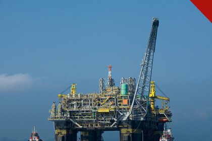 Petrobras anuncia terceira descoberta no Amapá em águas ultraprofundas da Margem Equatorial, e a imagem mostra a plataforma P-51 da Petrobras em foto de arquivo