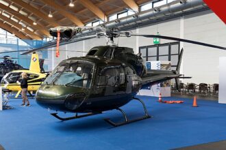 dois helicópteros colidem no ar perto de aeroporto no Oregon, e a imagem mostra um Airbus H125, um dos modelos envolvidos na colisão, em exposição aeronáutica na Alemanha